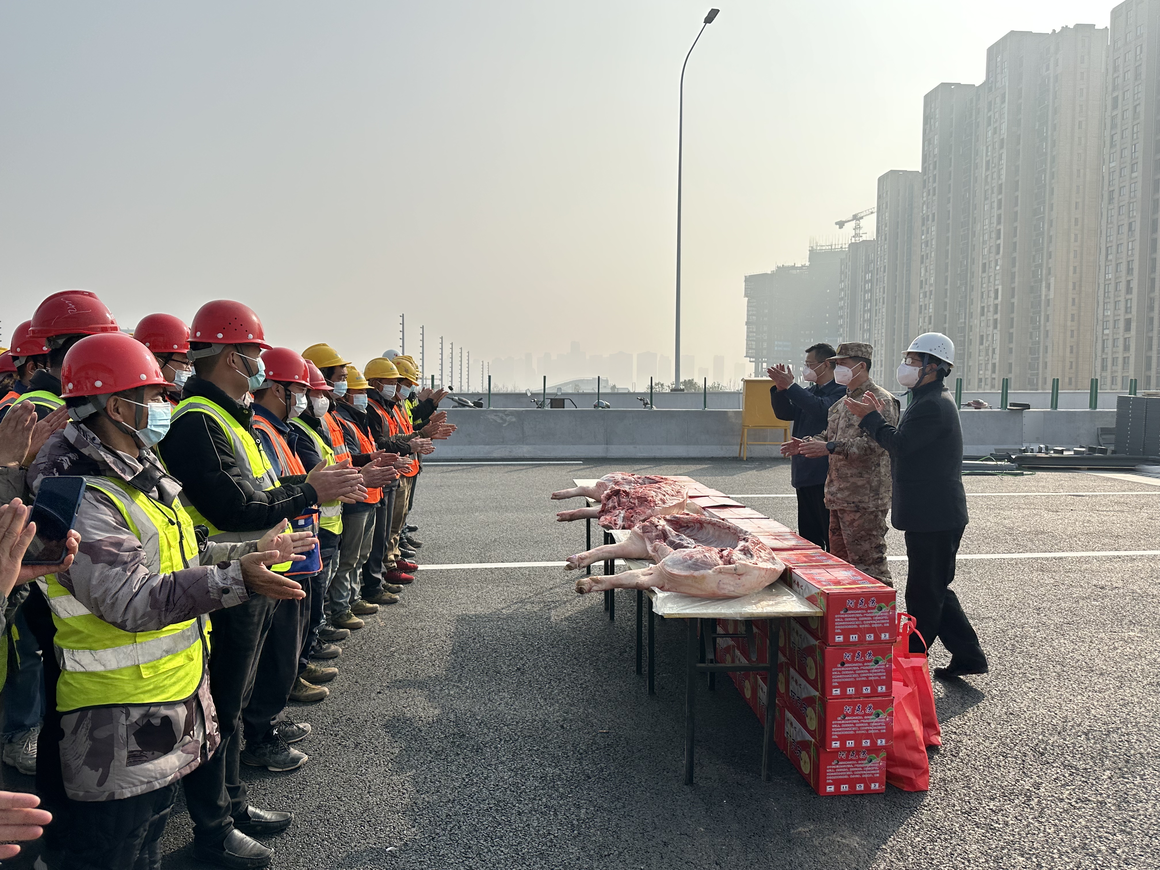 南昌市委常委锌介、南昌警備區(qū)司令陸建剛走訪慰問桃花南路快速化改造工程一線建設者