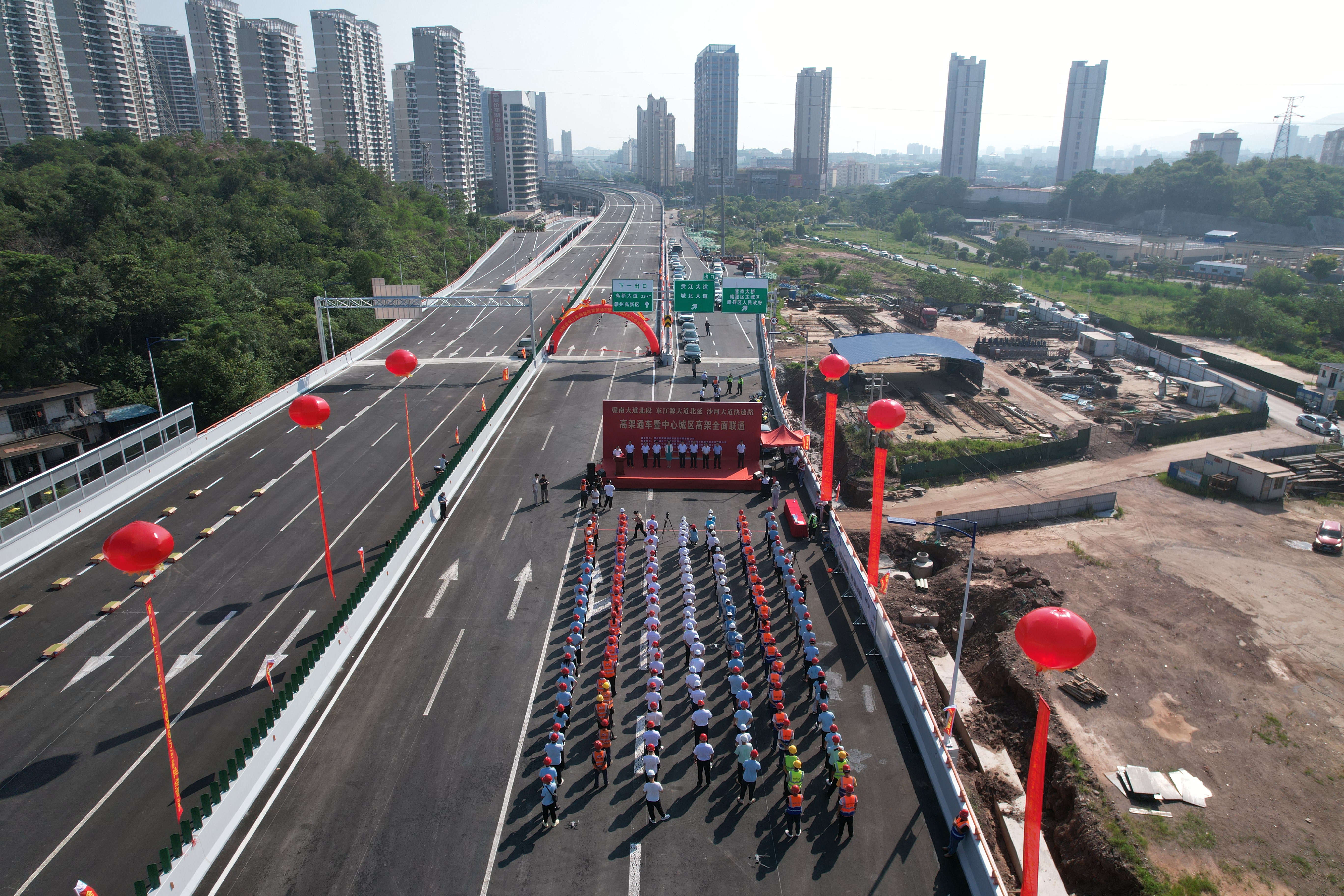 集團(tuán)承建的兩條快速路正式通車(chē)