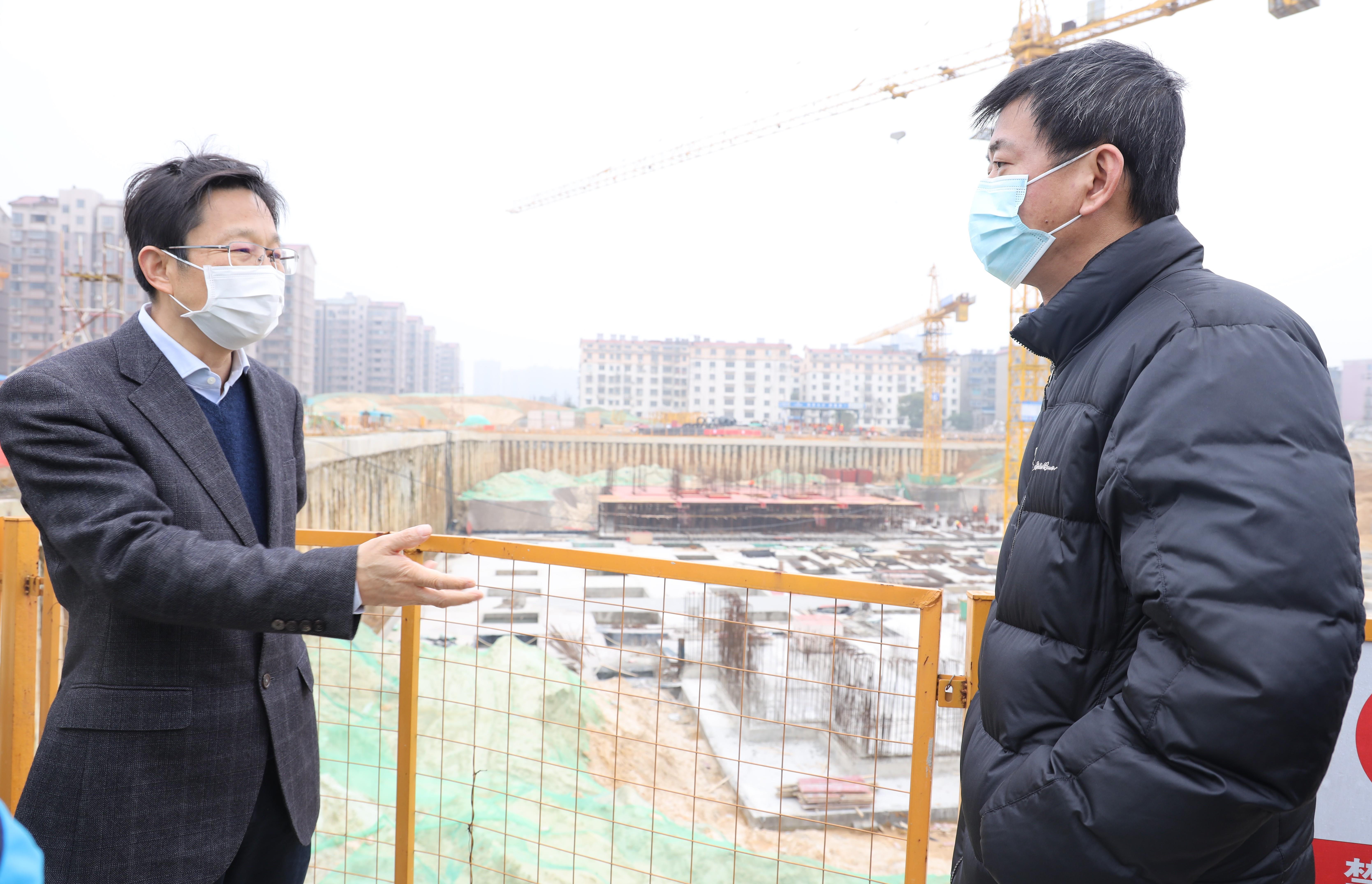 副市長(zhǎng)宋鈾與集團(tuán)副總經(jīng)理徐豐昌親切交談.JPG