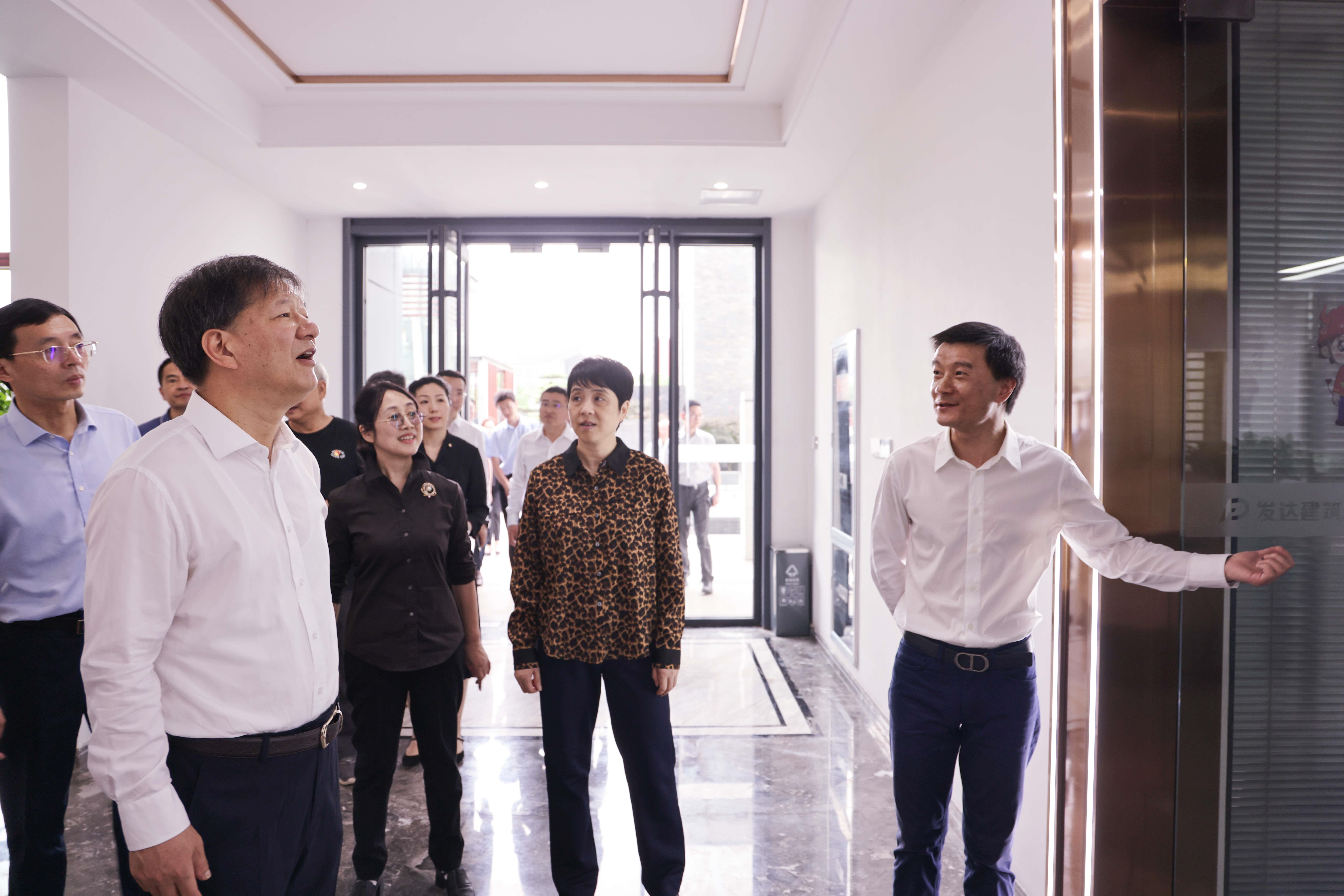 省委常委蛮位、省委統(tǒng)戰(zhàn)部部長陳興超一行蒞臨發(fā)達控股集團調(diào)研指導(dǎo)