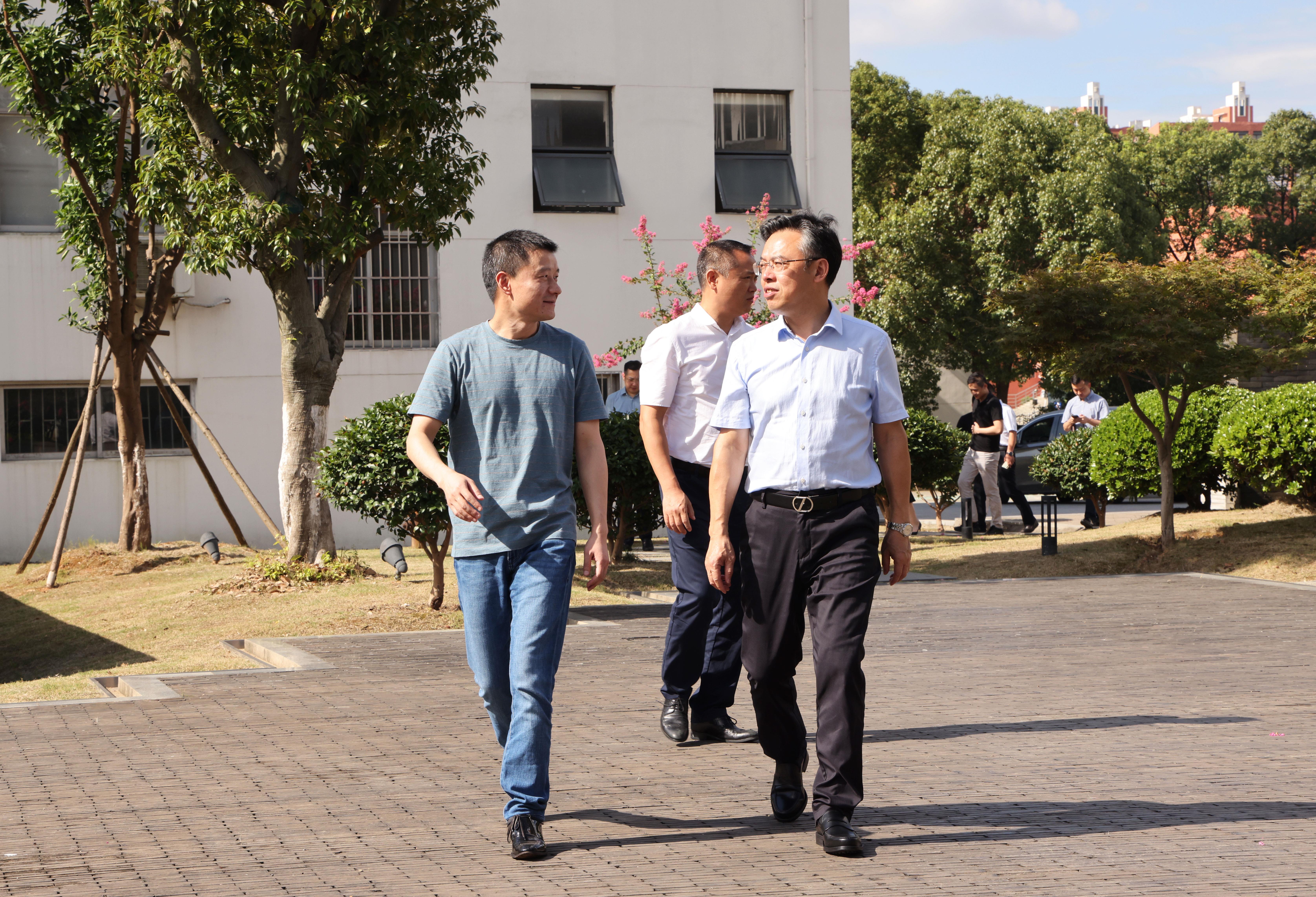江西省政協(xié)常務(wù)委員王江軍一行蒞臨發(fā)達控股集團調(diào)研指導(dǎo)