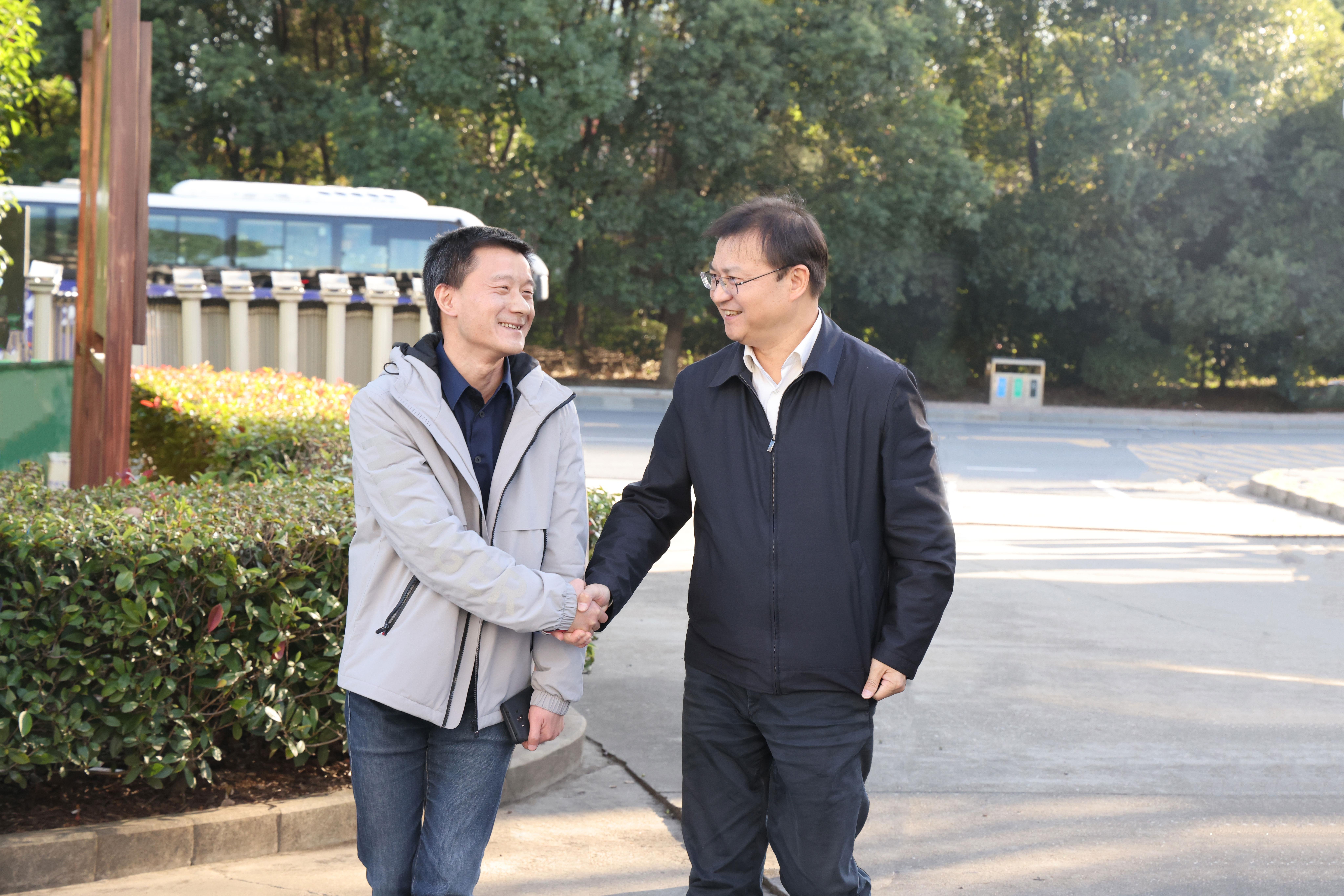 南昌市委常委盗舰、經(jīng)開區(qū)黨工委書記梅峰一行蒞臨我司考察調(diào)研